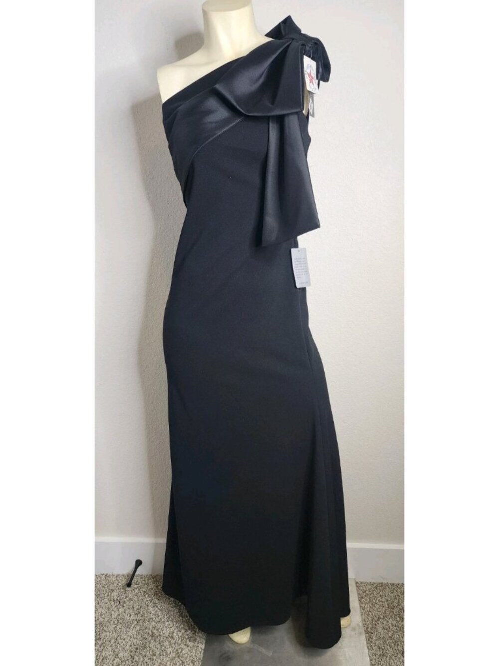 Betsy & Adam Black Bow One-Shoulder Crepe Mermaid Gown Size 6